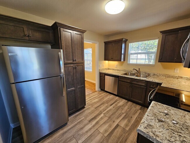 Building Photo - Remodeled 2 Bedroom 1 Bath Home in the Hea...