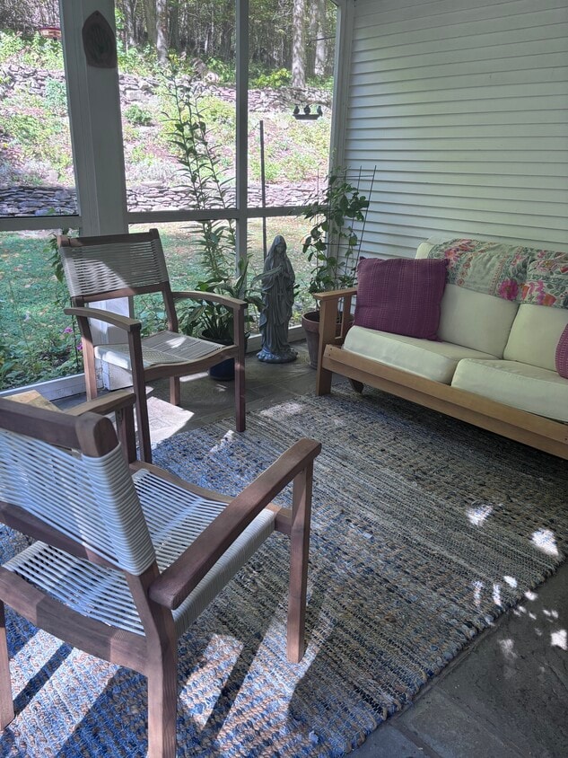 Photo - 19 Duncaster Ln (Bloomfield, CT)