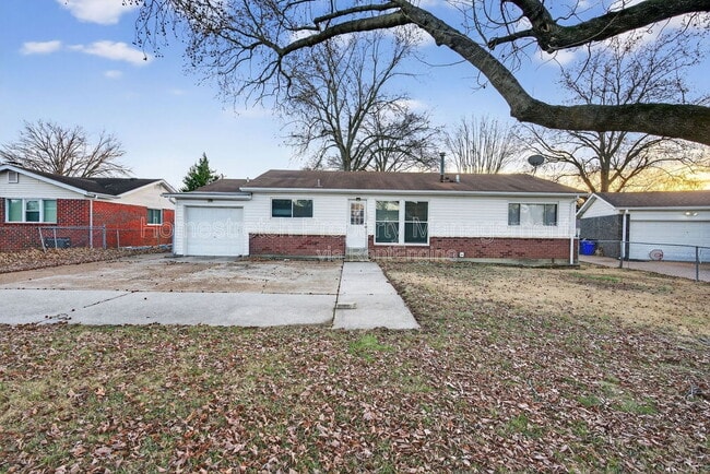 Building Photo - 2385 Greenbriar Dr