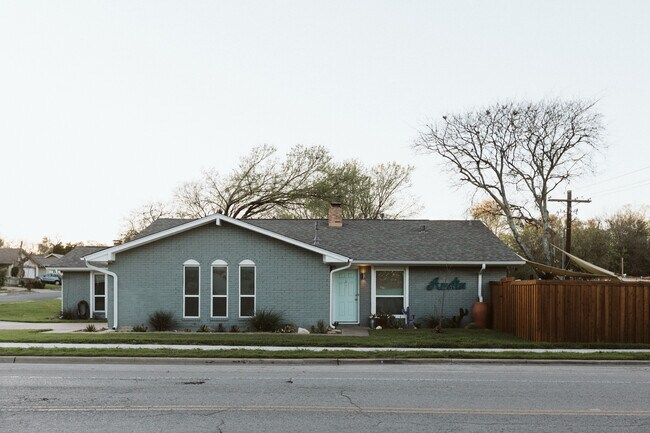 Building Photo - 1300 Thornridge Rd