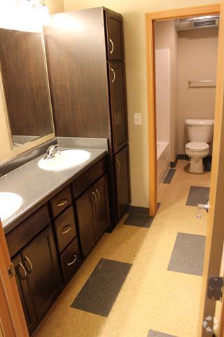 Baño - Des Moines Greystone Homes - FULLY OCCUPPIED