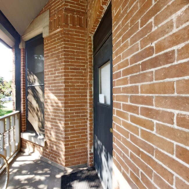 Building Photo - 334 E Mulberry St