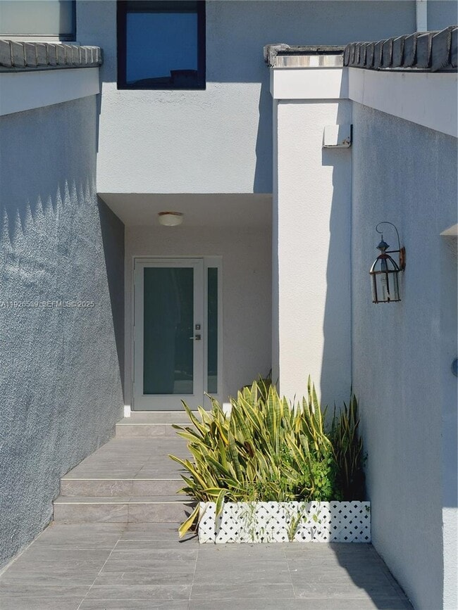 Building Photo - 255 Poinciana Island Dr