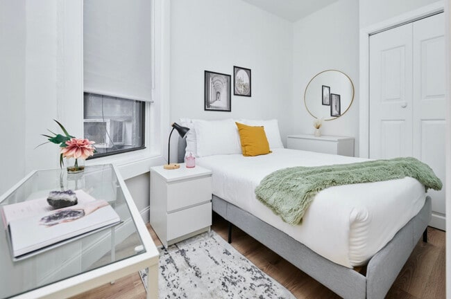 Photo - 321 W 42nd St Apartments
