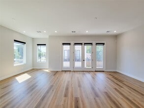 Building Photo - 905 Quitman St