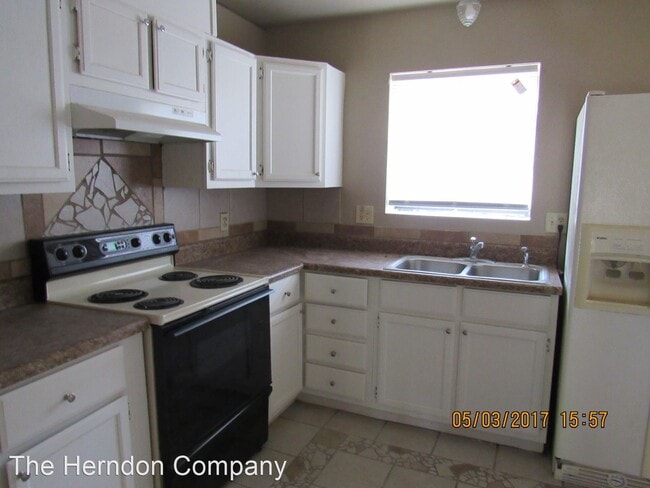 Building Photo - 3 br, 2 bath House - 1104 Pineview Drive