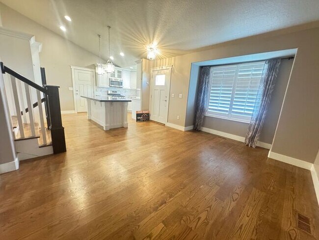 Building Photo - 4 bed 2 bath 2 car garage. Dog Friendly