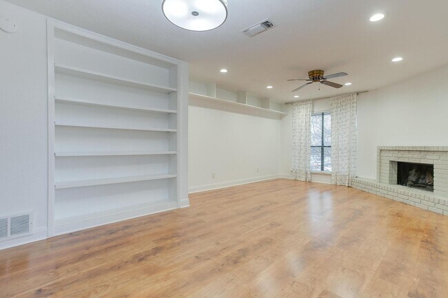 Foto del edificio - Condo Steps Away from the Bricks of Camp B...