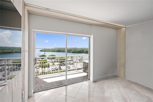 Foto del edificio - 400 Kings Point Dr
