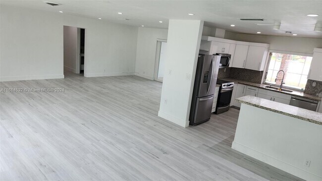 Building Photo - 14226 Kendale Lakes Blvd