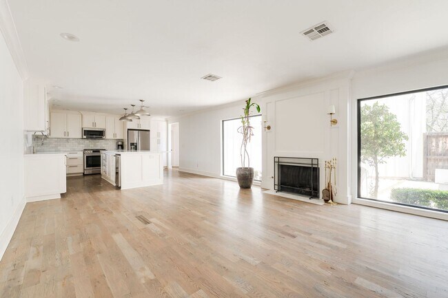 Foto del edificio - Beautiful Home in Nichols Hills + 3 bedrooms