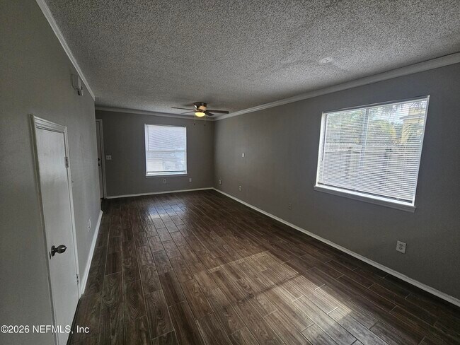 Foto del edificio - 2200 Marsh Point Rd