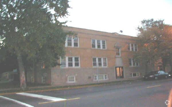 Foto principal - 2949-2959 N Laramie Ave