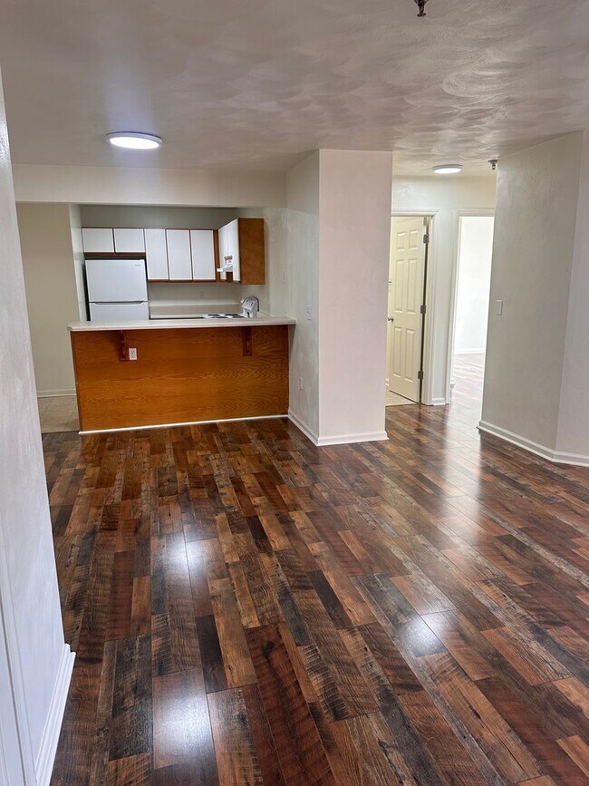 Building Photo - 4 Bedroom 2 Bath Apartment 2nd Floor