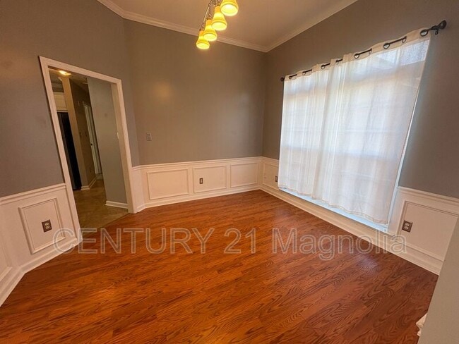 Building Photo - 2026 Lake Forest Dr