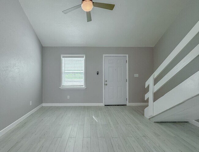 Foto del edificio - MODERN PARADISE! 2/2 w/ Marble Counters, Stainless Steel Appliances, Vaulted Ceilings, & More! Av...
