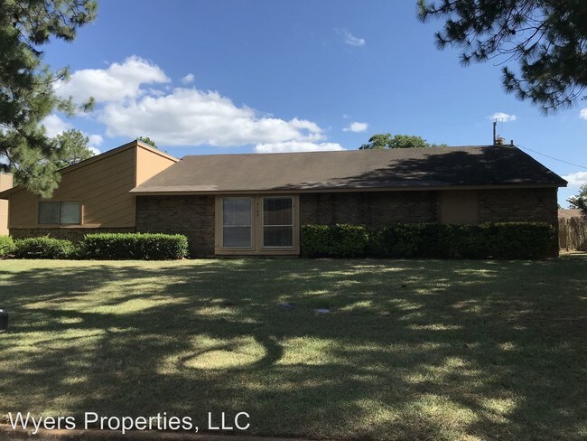 Building Photo - 2109 Oak Hollow St