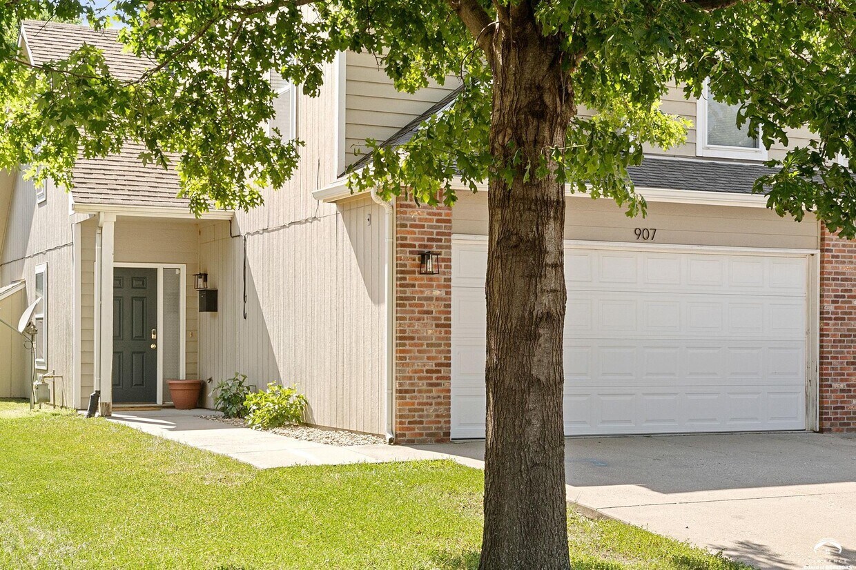 907 N Field Stone Dr, Lawrence, KS 66049 Townhome Rentals in Lawrence