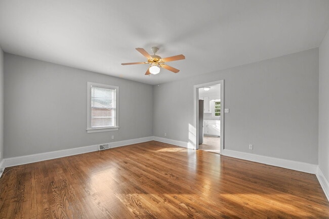 Building Photo - 2405 Jefferson Dr