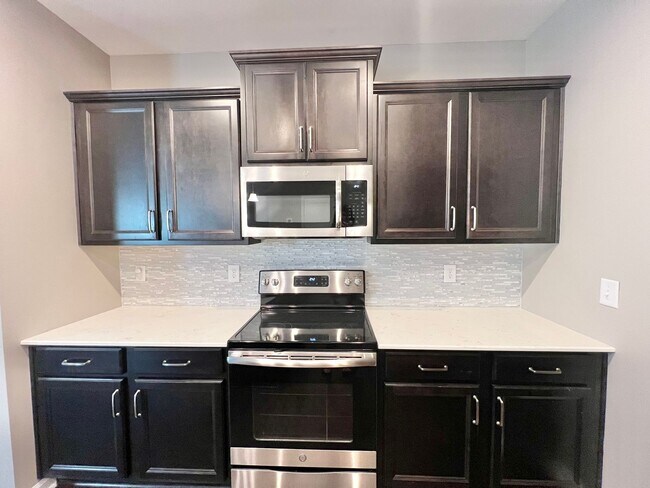Foto del edificio - Newly Remodeled 3BD, 2.5BA Raleigh Townhom...