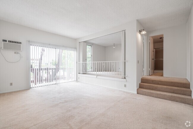 1 dormitorio, 1 baño - 800 pies cuadrados - Sala de estar - 11425 Rochester Ave