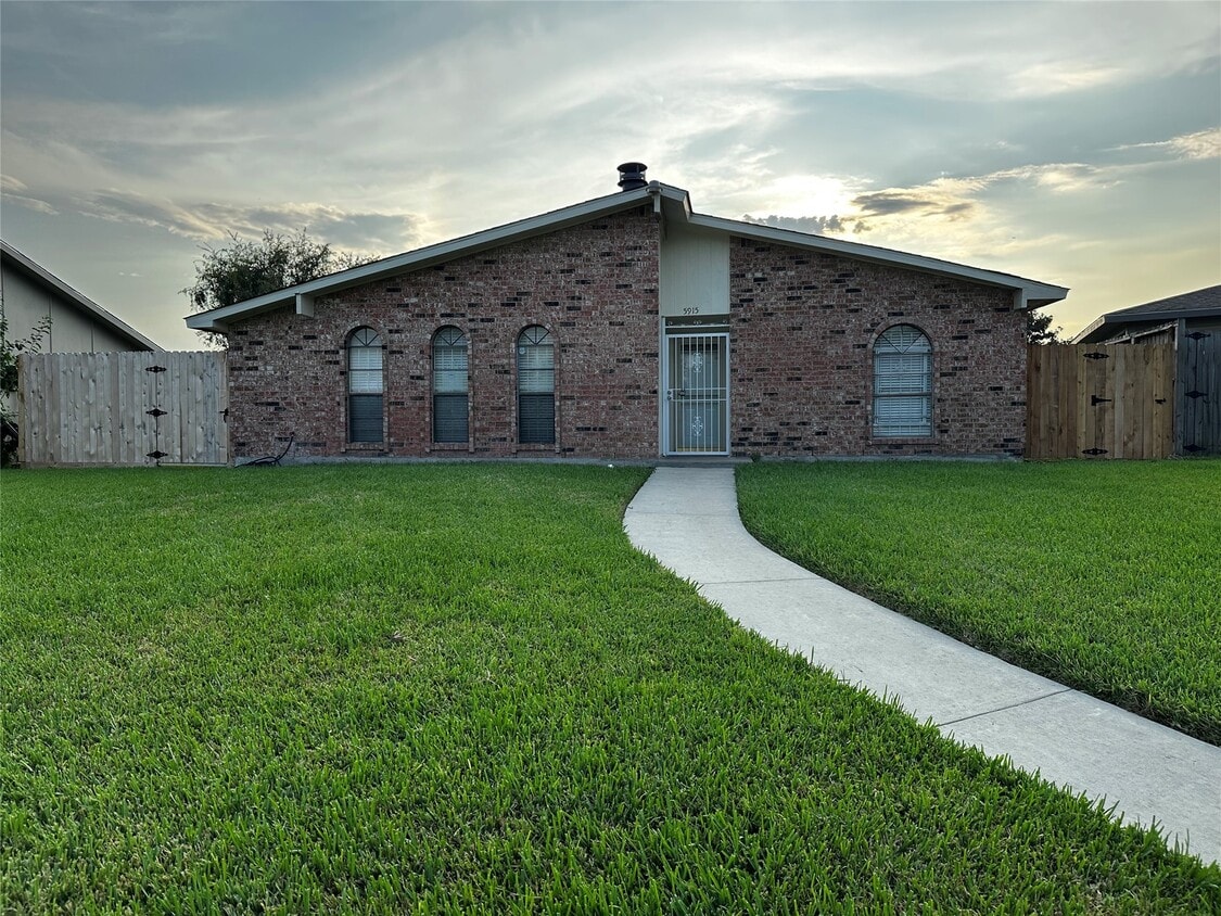 Foto principal - 5915 Trailview Dr