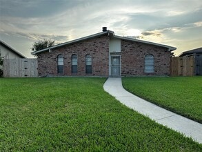 Building Photo - 5915 Trailview Dr