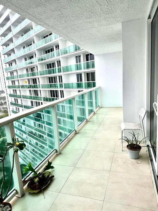 Foto del edificio - 100 Bayview Dr