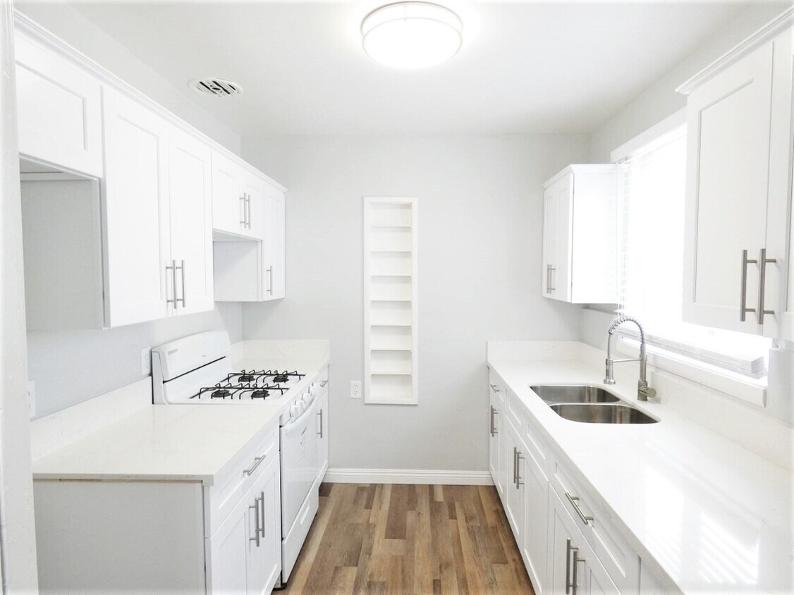 Primary Photo - 1100 E San Antonio Dr