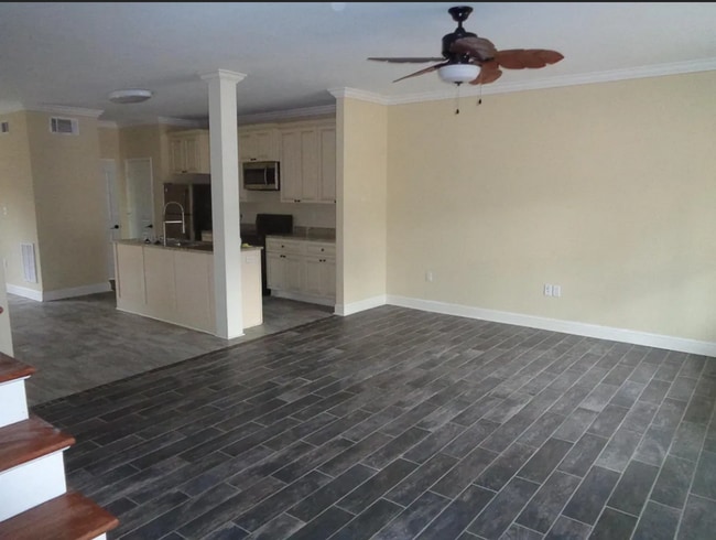 Building Photo - 3 Bed/2.5 Bath