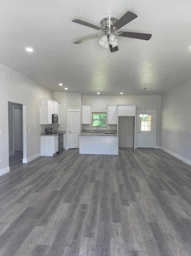 Building Photo - Fenced yard/2000 Sqft/Premium location