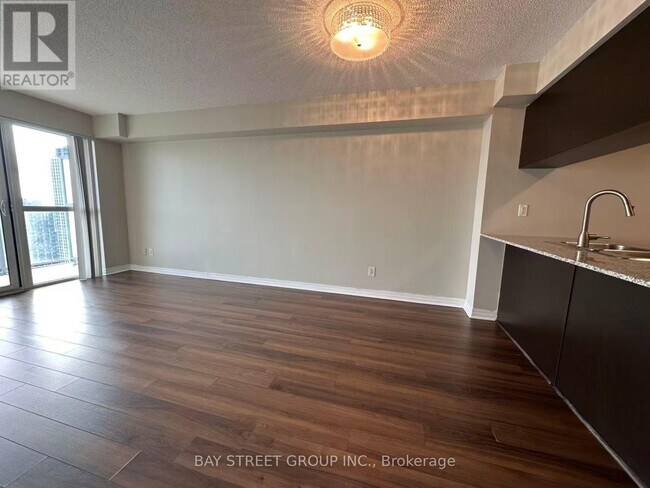 Photo du bâtiment - 275-2275 Yorkland Rd