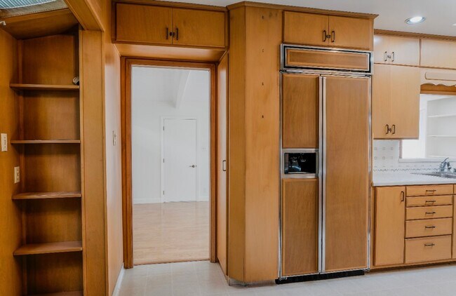 Foto del edificio - Charming spacious home, convenient locatio...