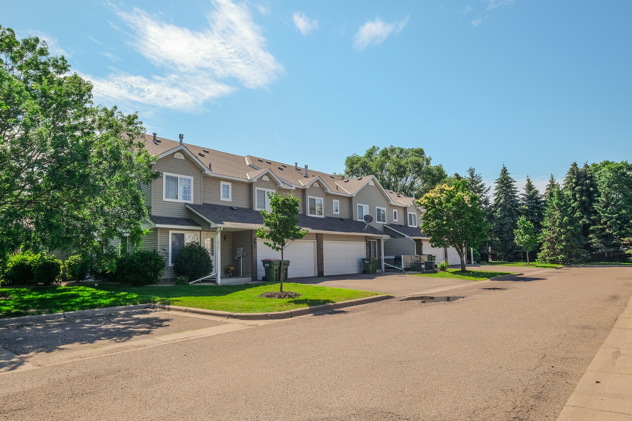 Primary Photo - Oak Pointe Townhomes