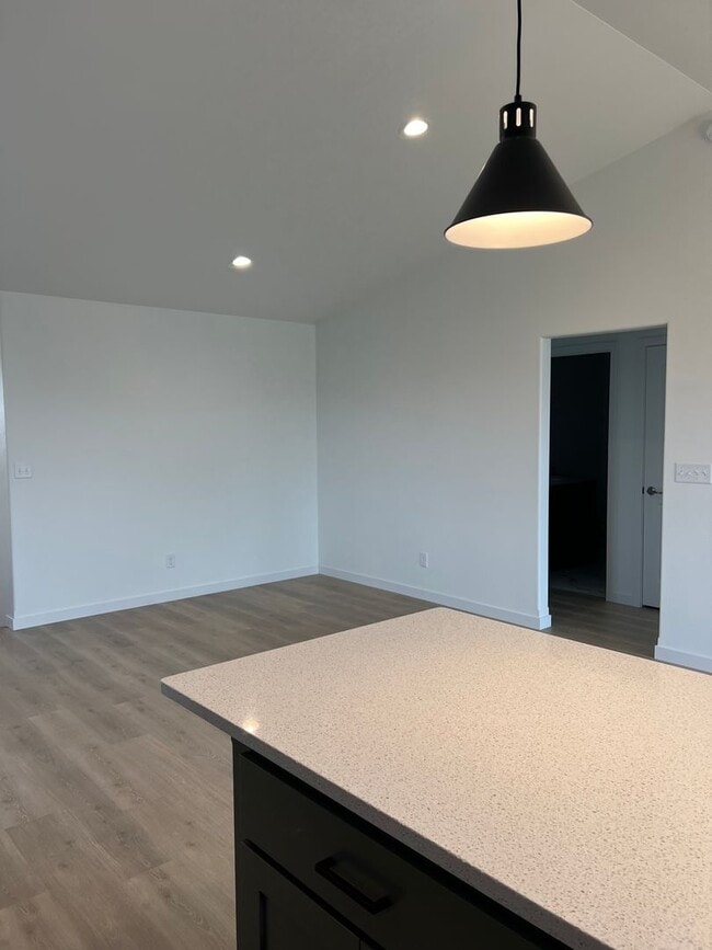 Building Photo - 4 Bed 2 Bath Single Family Home