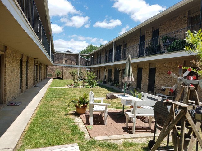 Building Photo - Greenbriar Apartments