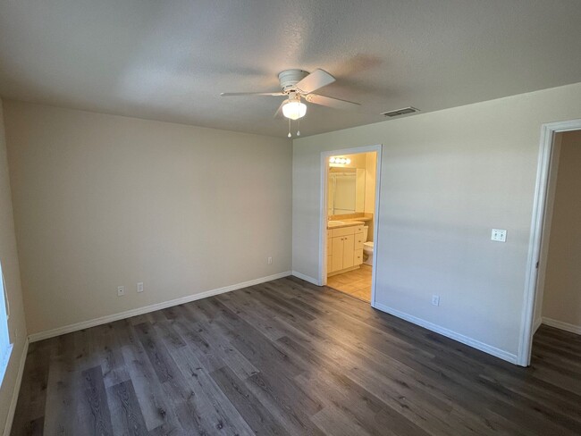 Building Photo - 3 bedroom 2 bathroom Condo