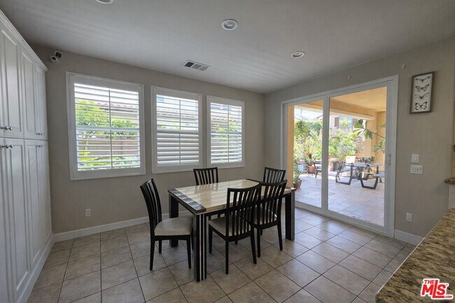 Foto del edificio - 14811 Blossom Ln