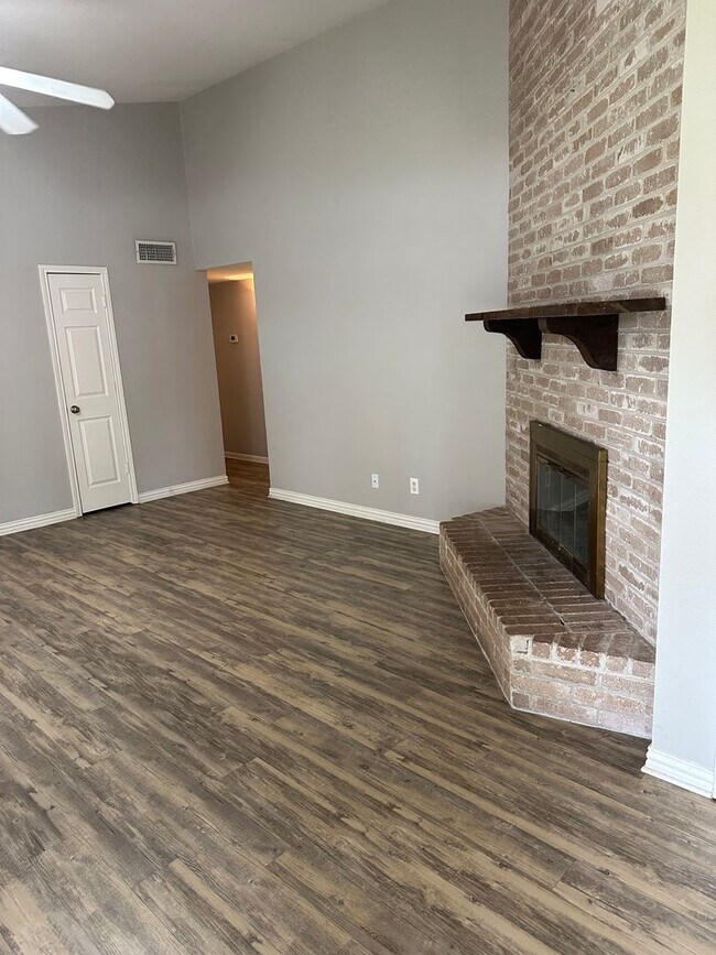 Foto del edificio - Roomy 3/2 in a grey neighborhood. Close to great schools and restaurants. Fenced backyard and cov...