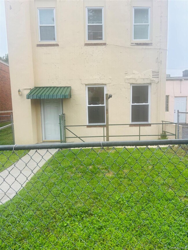 Building Photo - 165 Larkfield Rd