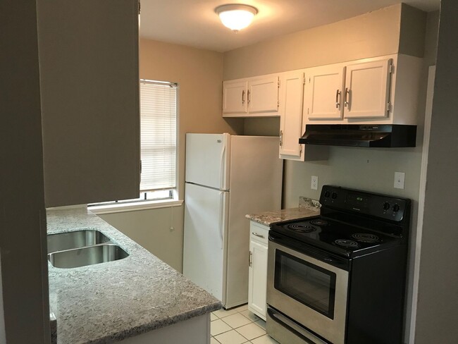 Building Photo - Great Townhouse on Robley Drive!