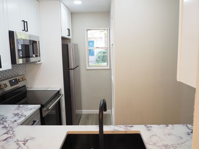 Photo - 962 S Weatherred Dr House