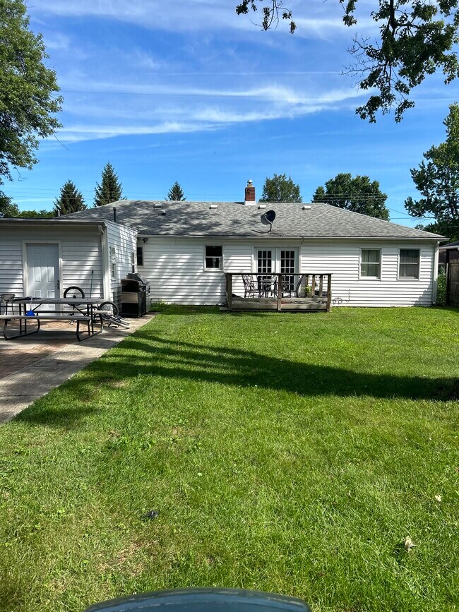Building Photo - 869 Dempster St