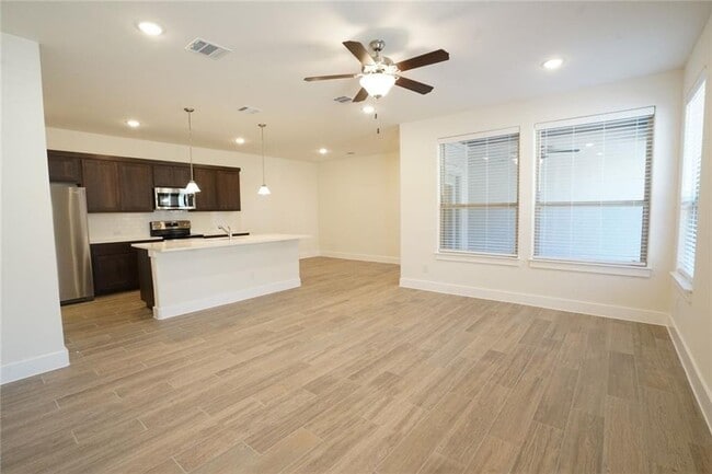 Building Photo - 648 Parkline Dr