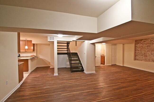 Amplia sala de estar en apartamento de 3 dormitorios y 2 niveles - Oaklawn Apartments