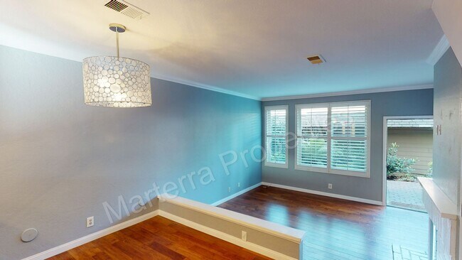 Building Photo - Beautiful 2 Bed/2.5 Bath Townhome