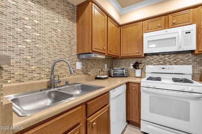 Building Photo - 5015 E Cheyenne Dr