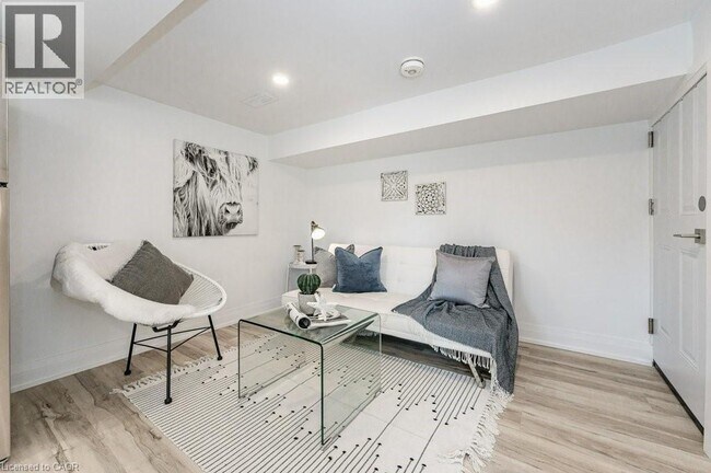 Photo du bâtiment - 4 Royal Ave