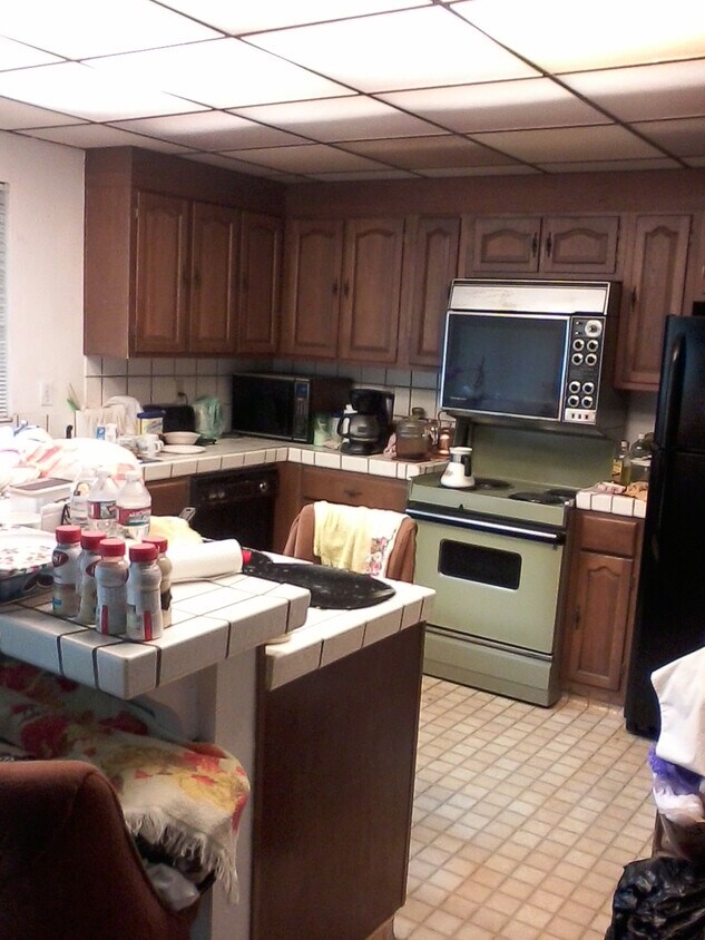 Kitchen - 618 Clarendon Ave