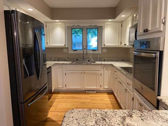 Building Photo - Beautiful, spacious 3 bedroom home in Savoy!